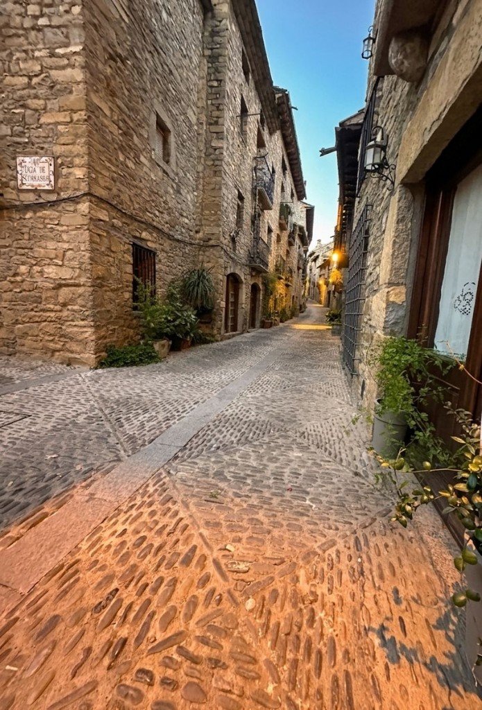 Calle medieval de Aínsa al atardecer